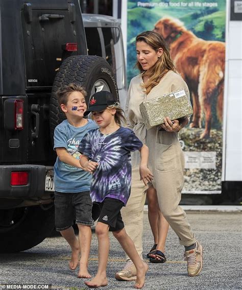 Elsa Pataky Steps Out To Pick Up Pet Food With Her Children In Byron