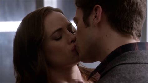 Barry Caitlin Kiss The Flash Youtube