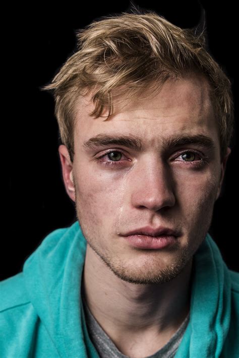 18 Photos Of Men Crying That Challenge Gender Norms Drawing People