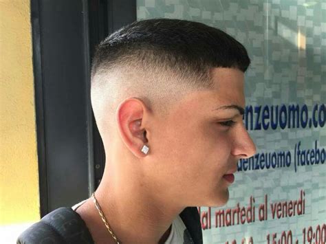 A bald fade haircut means that you have longer hair at the top with fades or a buzz cut one the sides. Pin on Girl Fade haircut, Tagli vecchia scuola - Old ...