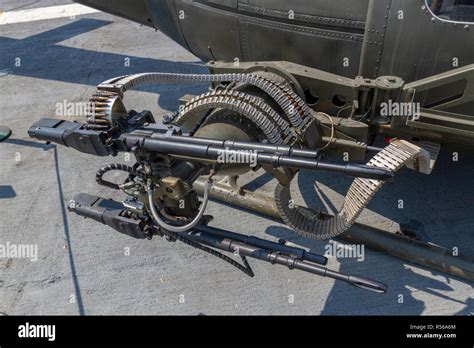 Machine Gun 762mm Minigun Sur Le Côté Dun Uh 1 Huey De Combat Un