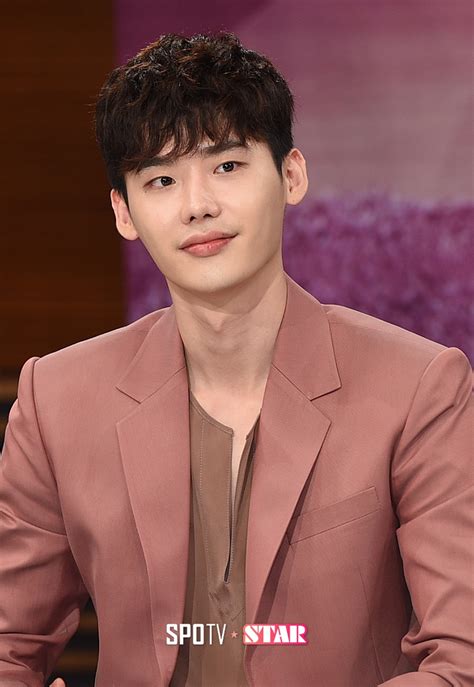 Father, mother, one younger brother and one younger sister. Lee Jong Suk Postpones Military Enlistment Date To Pursue ...
