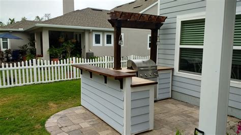 You can build it in a weekend and it's pretty simple. Outdoor bar grill surround with 2 post pergola | Ana White