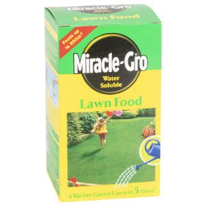 High in nitrogen & iron to promote deep green grass. Miracle Gro Lawn Food
