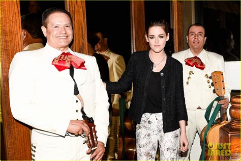 Kristen Stewart And Dakota Fanning Reunite At Pre Oscar Dinner Photo