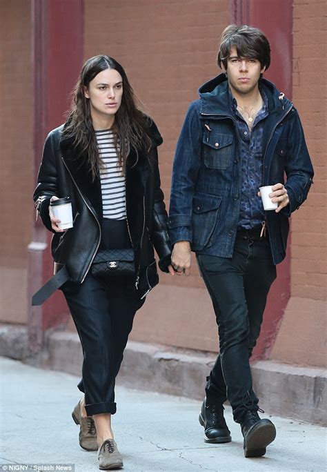 Keira Knightley Enjoys Romantic Stroll Alongside James Righton In Nyc Daily Mail Online