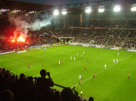 Alle infos zum stadion von stade rennes. Flares of the Roazhon Celtic Kop at the Roazhon Park in ...