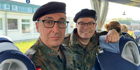Als vorsitzende von bundeswehrgrün wollen sie partei und armee zusammenbringen. Grüne und Bundeswehr: „Herr Oberleutnant? Özdemir reicht ...