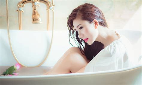 フリー写真 服のままお風呂に入る女性でアハ体験 Gahag 著作権フリー写真・イラスト素材集 Gahag 著作権フリー写真