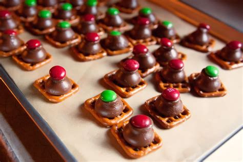 Pretzel hershey kisses are 3 ingredients little treat that are great for christmas parties. How to Make Reindeer Noses Using Hershey Kisses & Pretzels ...