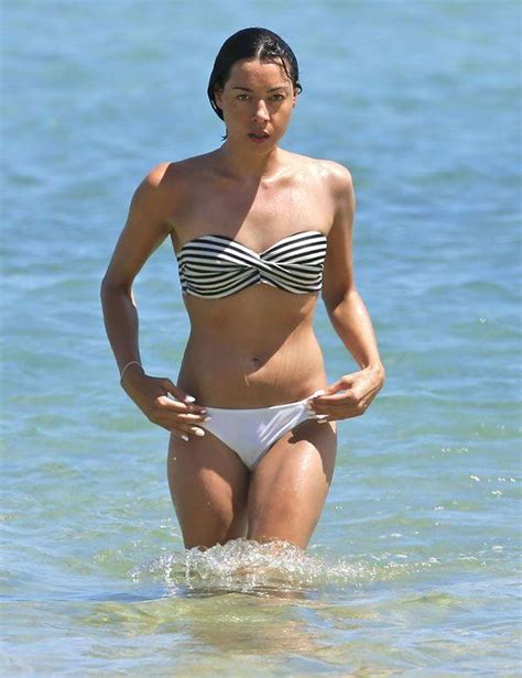 Beach Babe Aubrey Plaza Works Her Bikini Body In Hawaii 9 Hot Photos