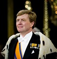 Willem-Alexander becomes new Dutch king after Beatrix abdicates