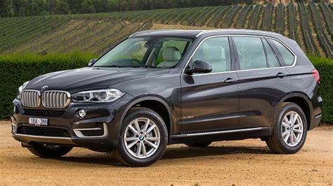 Vrednosti se nanašajo na vozilo z osnovno konfiguracijo v nemčiji, prikazan razpon pa. BMW X5 dispose de 7 places | Voiture à 7 places