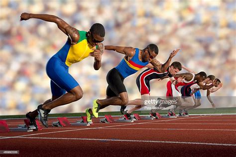 Six Athletes Starting Race Foto de stock - Getty Images