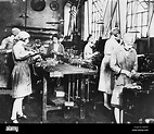 Frauen, die in einer großen Werkstatt, 1920er Jahre, Deutschland ...