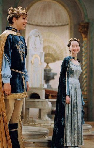 Louis uses his horn to replicate the sound of a bugle charge, as anna attacks the area with harmless fireworks. Queen Susan the Gentle - Anna Popplewell Image (1271906 ...