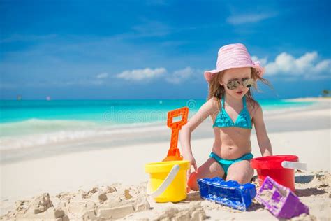 Bambina Adorabile Che Gioca Con I Giocattoli Della Spiaggia Fotografia Stock Immagine Di