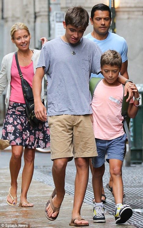 À tout moment, où que vous soyez, sur tous vos appareils. Kelly Ripa's tall young sons are growing up fast as they ...
