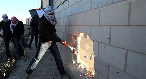 صحف العالم حفرة في الجدار الفاصل بالضفة الغربية إحياء لذكرى سقوط جدار