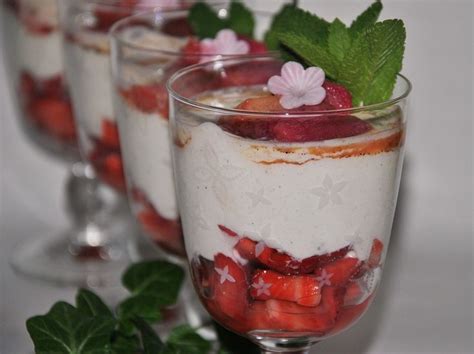Schnelles Erdbeer-Rhabarber-Joghurt-Dessert | Joghurt dessert, Rhabarber dessert, Erdbeer rhabarber