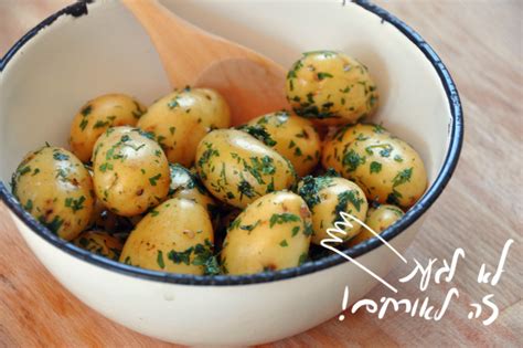 7 20 דקות לפני ההגשה, מוציאים את עצמות הבקר ומוסיפים את הנקניקיות. שוקרוט - פתיתים