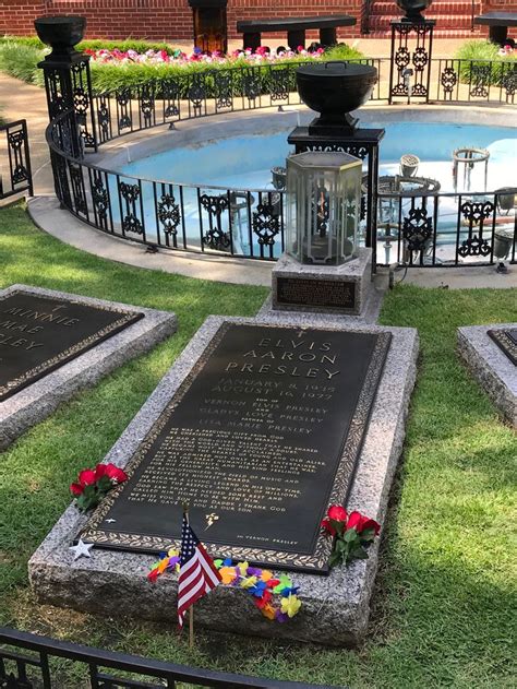 Elvis Grave At Graceland Graceland Elvis Places To Visit