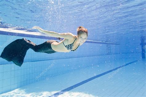 Женщина в костюме русалки плавает в бассейне стоковое фото ©microgen 115180900