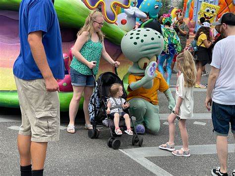 Hugs And High Fives Return To Character Meet And Greets At Universal