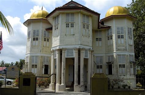 Pekan town is a town in pekan district, pahang, malaysia. BENDAHARA ZAMIN ERAN: istana2 lama dibandar diraja pekan ...