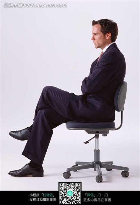 穿黑色西装坐在椅子上的外国男人侧面图图片免费下载红动网