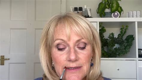 8 Expert Tips On Applying Lipstick For Older Women With Thin Lips Upstyle