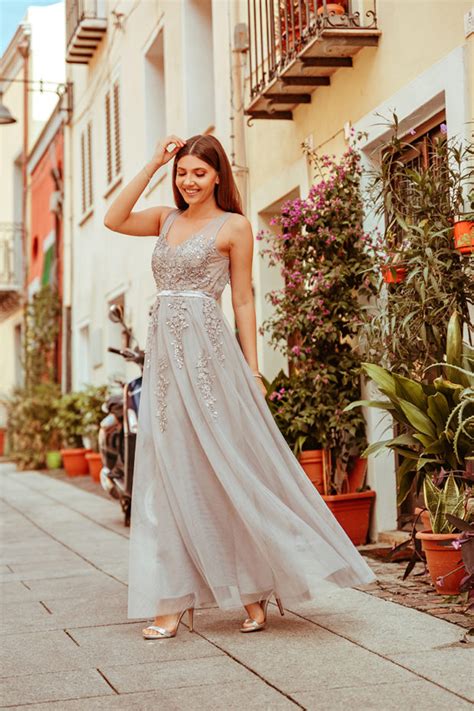 Beach wedding guest outfits that double as vacation attire. 18 Gorgeous Wedding Guest Dresses for Spring/Summer 2019