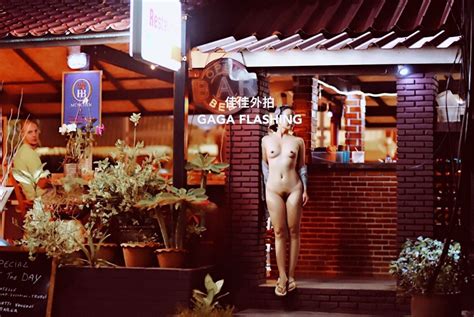 営業中の飲食店の入り口の前で全裸露出している衝撃画像 Imitation Skin パンスト直穿きフェチの挑戦