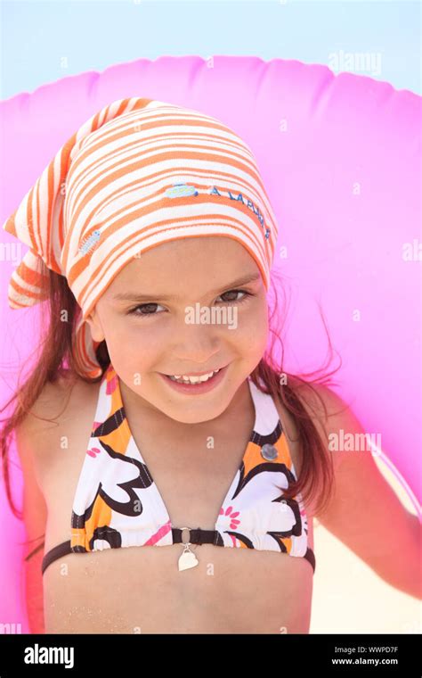 Junges Mädchen In Einem Bikini Mit Einem Rosa Aufblasbare Strand Ring