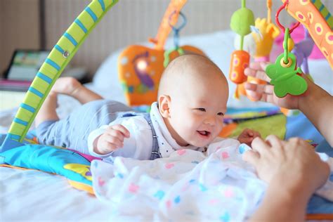 Tummy Time What New Moms Need To Know Ergobaby Blog