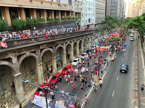 Manifestantes Realizam Ato Em Defesa Da Democracia Em Porto Alegre