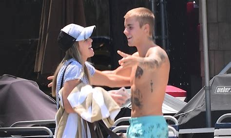 Justin Bieber Frolics With A Mystery Girl In New York Daily Mail Online