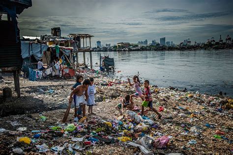 poverty in the philippines 11 4m families remain poor world politics