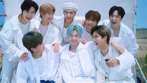 Want to discover art related to straykids? РЕЛИЗ Stray Kids представили клип на песню "Easy" | YESASIA