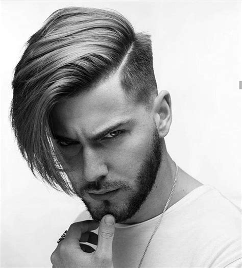 Özellikle son yıllarda uzun saçlara duyulan önyargılar da yıkıldığı için erkekler de en güzel uzun saç modellerine sahip olmanın yollarını arıyor. En Tarz Erkek Saç Modelleri 2020-2021 | Kombin Kadın