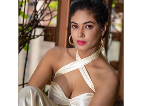 meera chopra glam shots telugu cinema