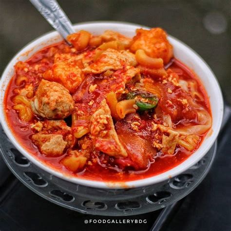 Hingga saat ini, seblak menjadi kegemaran banyak orang. Jajanan 'Mematikan' di Bandung, Menu yang Wajib Dicoba ...