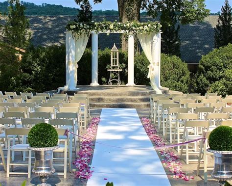 Using An Aisle Runner Can Save Your Outdoor Wedding Ceremony Aisle