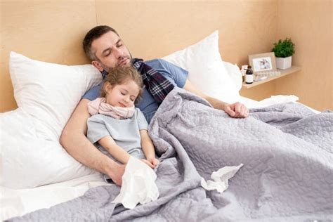 Un Padre Que Duerme Haciendo Que Su Cara Sea Pintada Por Sus Niños