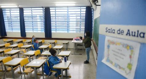 Rio Escolas Municipais Retornam às Aulas 100 Presenciais No Dia 18 Notícias R7 Rio De Janeiro