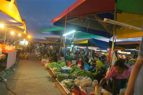 Quite noisy, missing ac, shared bathrooms, really nasty entrance hall. Night Market | Kota Kinabalu | waitee | Flickr