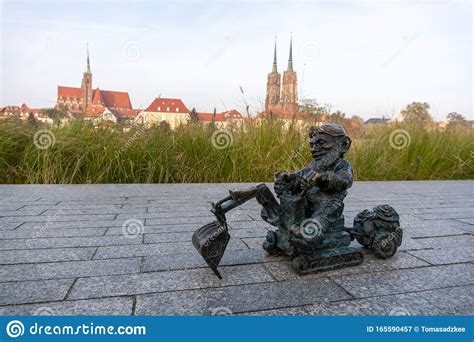 Bronze Dwerg Aan De Start Van De Rivier Odra Met Ostrow Tumski Op De