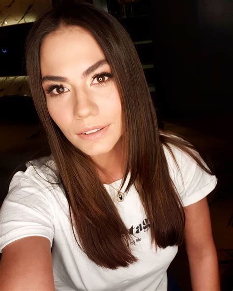 Özellikle 2012 yılında oynadığı pegasus reklamı onu tanınır biri yapmaya yetti. Demet Özdemir biografia: chi è, età, altezza, peso, figli ...