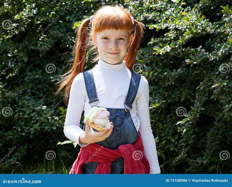 Het Kleine Roodharige Meisje In Jeans Met Sproeten Stock Foto Image