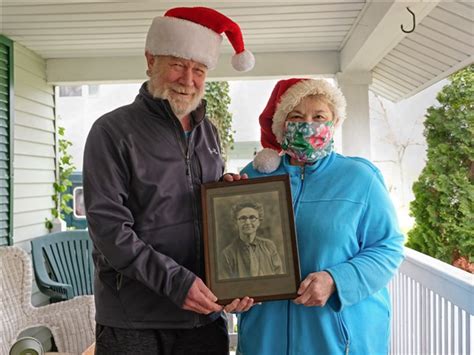 Secret Santa Leaves Perrysburg Couple With Mysterious Photo The Blade